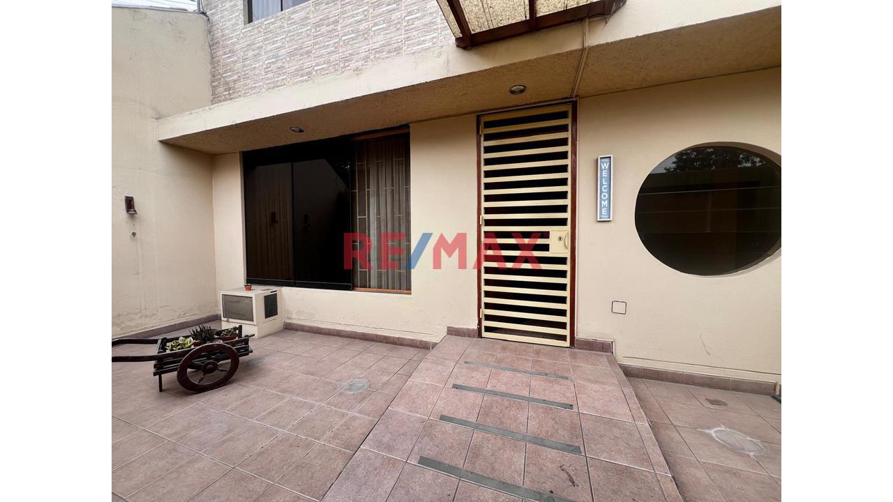 Venta De Casa - Oficina En Surco - 618 M² - Ubicación Estratégica - 1