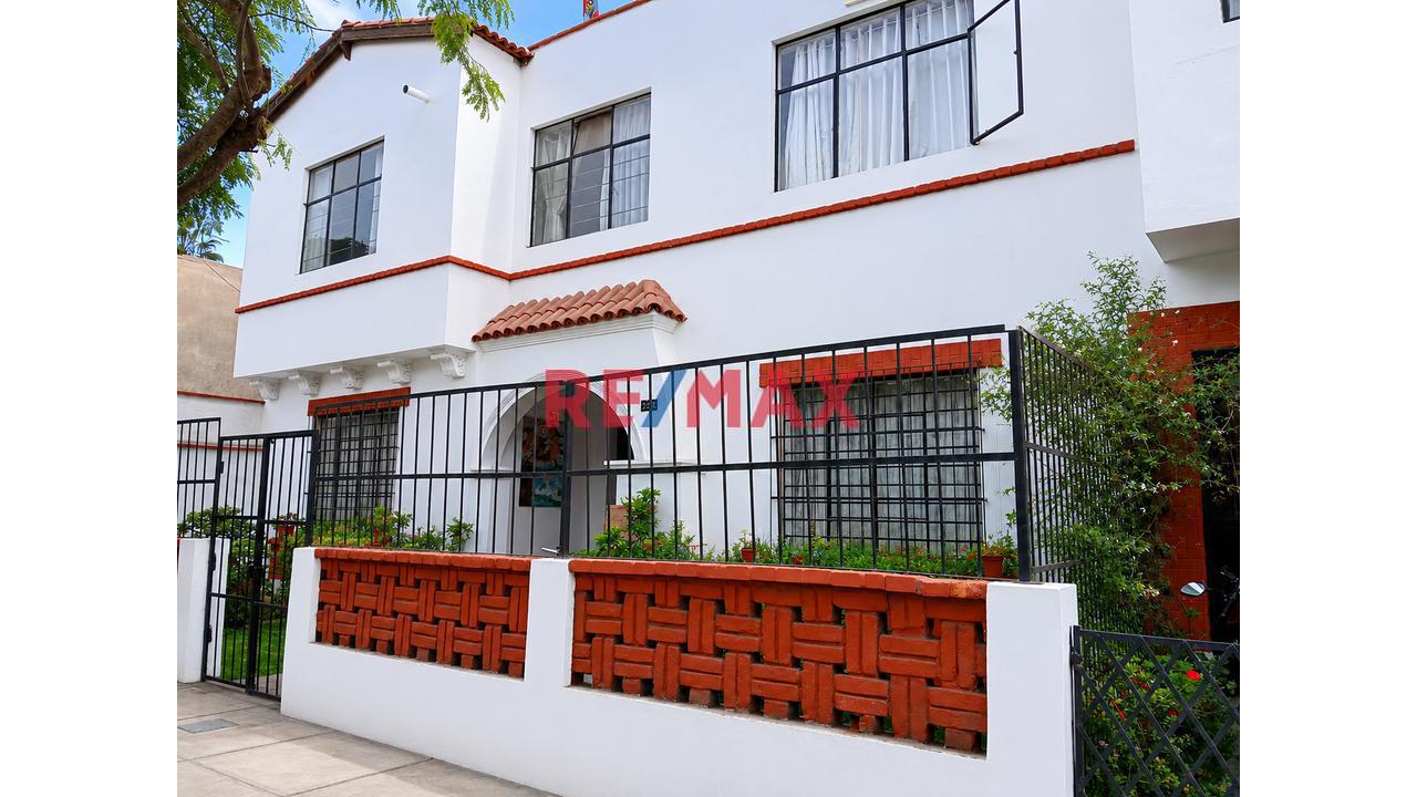 Venta De Casa En Miraflores Como Terreno - 1