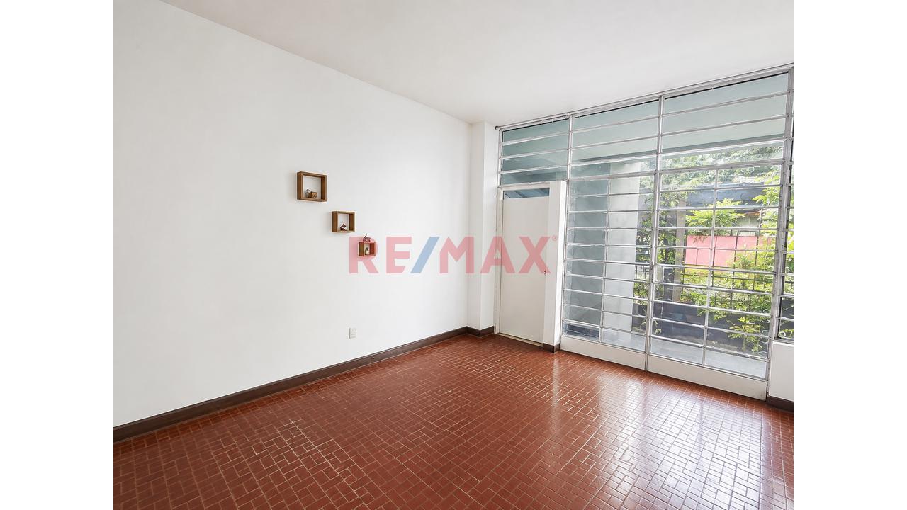 Venta De Casa En Miraflores Como Terreno - 9