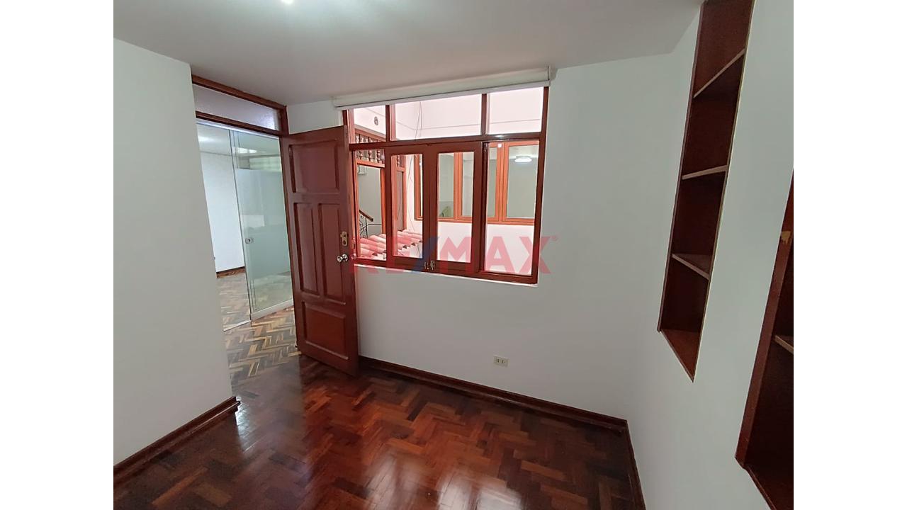 Se Alquila Oficina 2Do Piso - 6