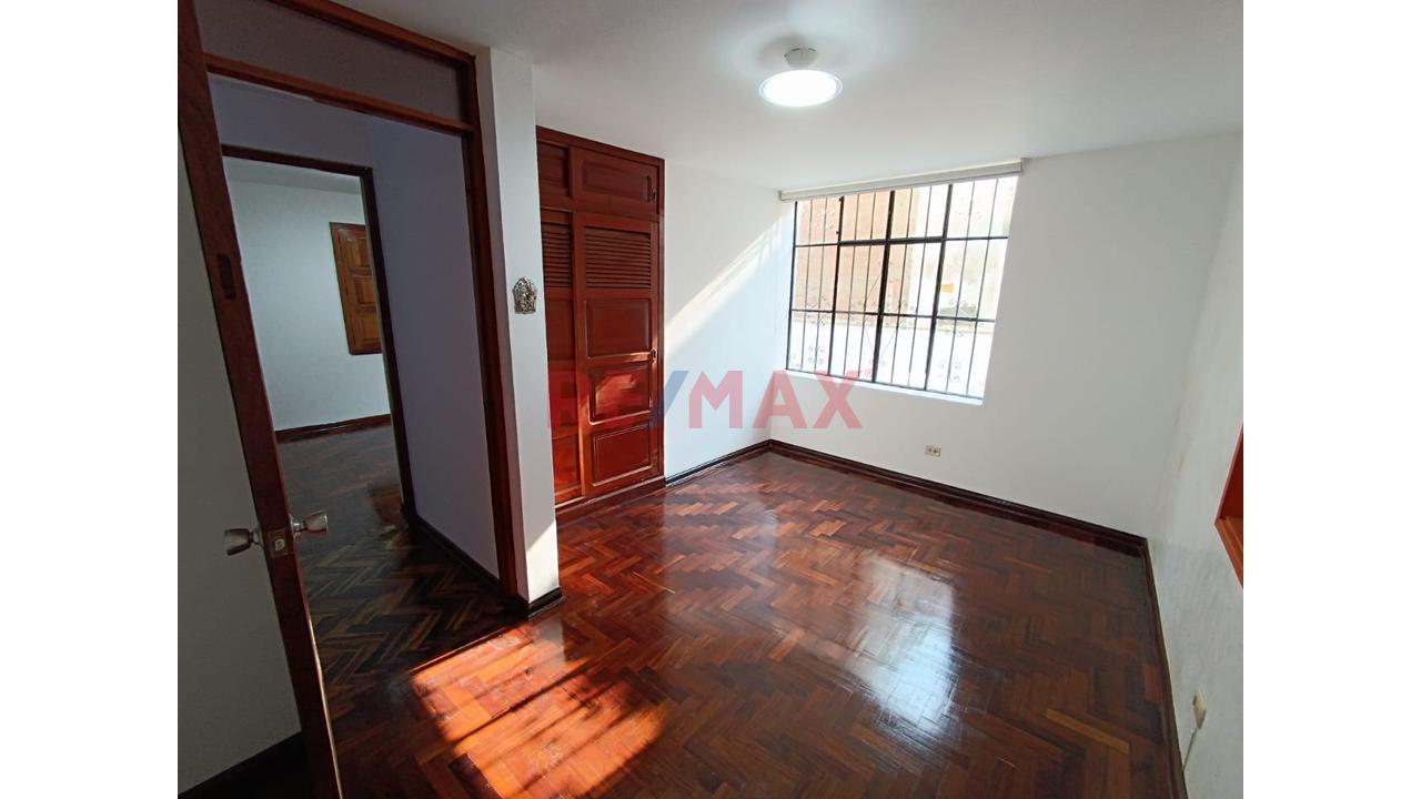 Se Alquila Oficina 2Do Piso - 7