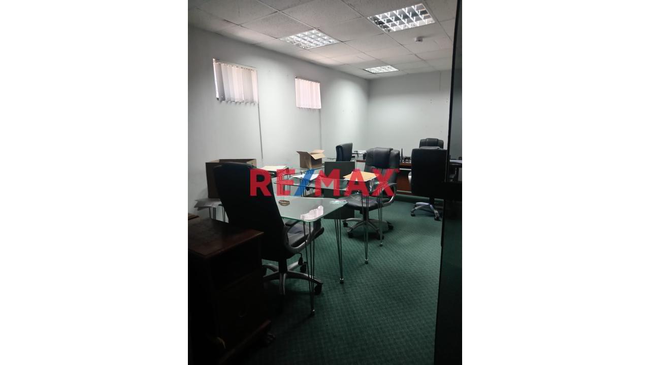 Alquiler Oficinas Amobladas En El Corazón De Santa Beatriz, Con Estacionamiento