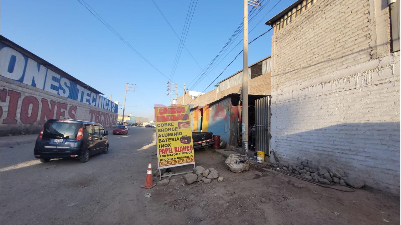 Venta De 4 Locales Como Terreno Por Av Evitamiento - 2