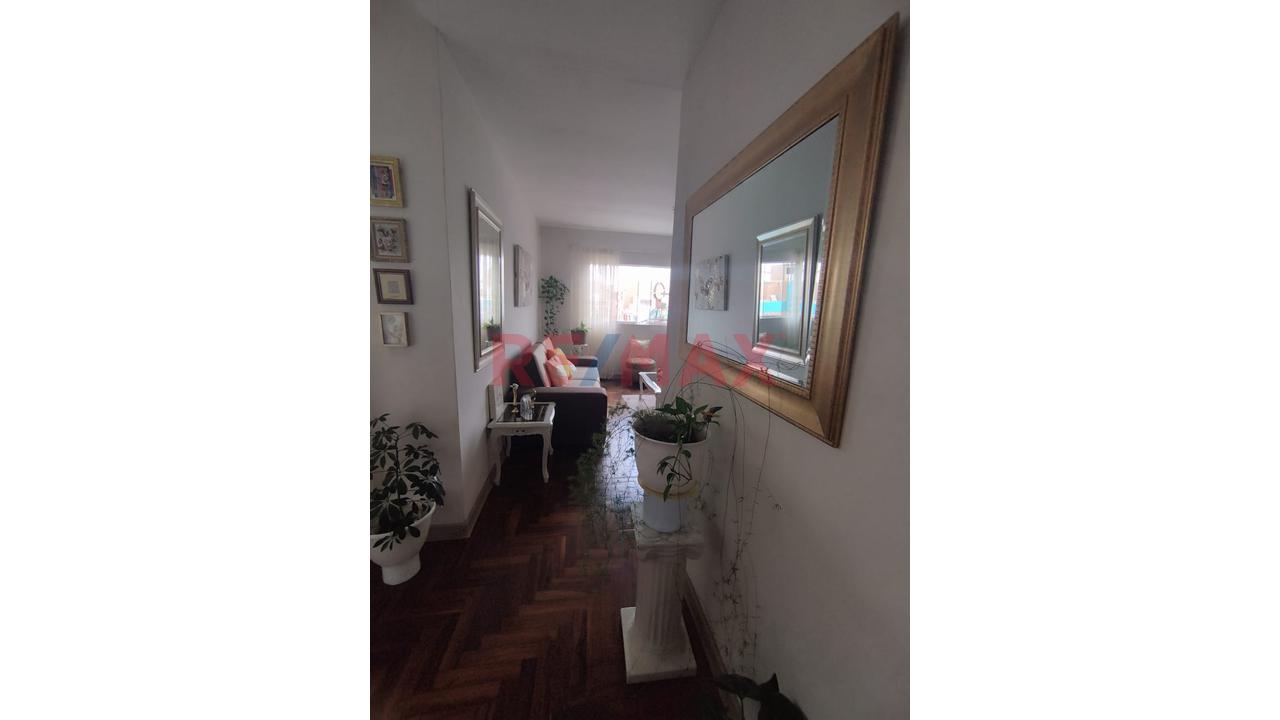 Se Vende Casa De Tres Pisos  De 161.85 M2 En La Perla Callao - 2