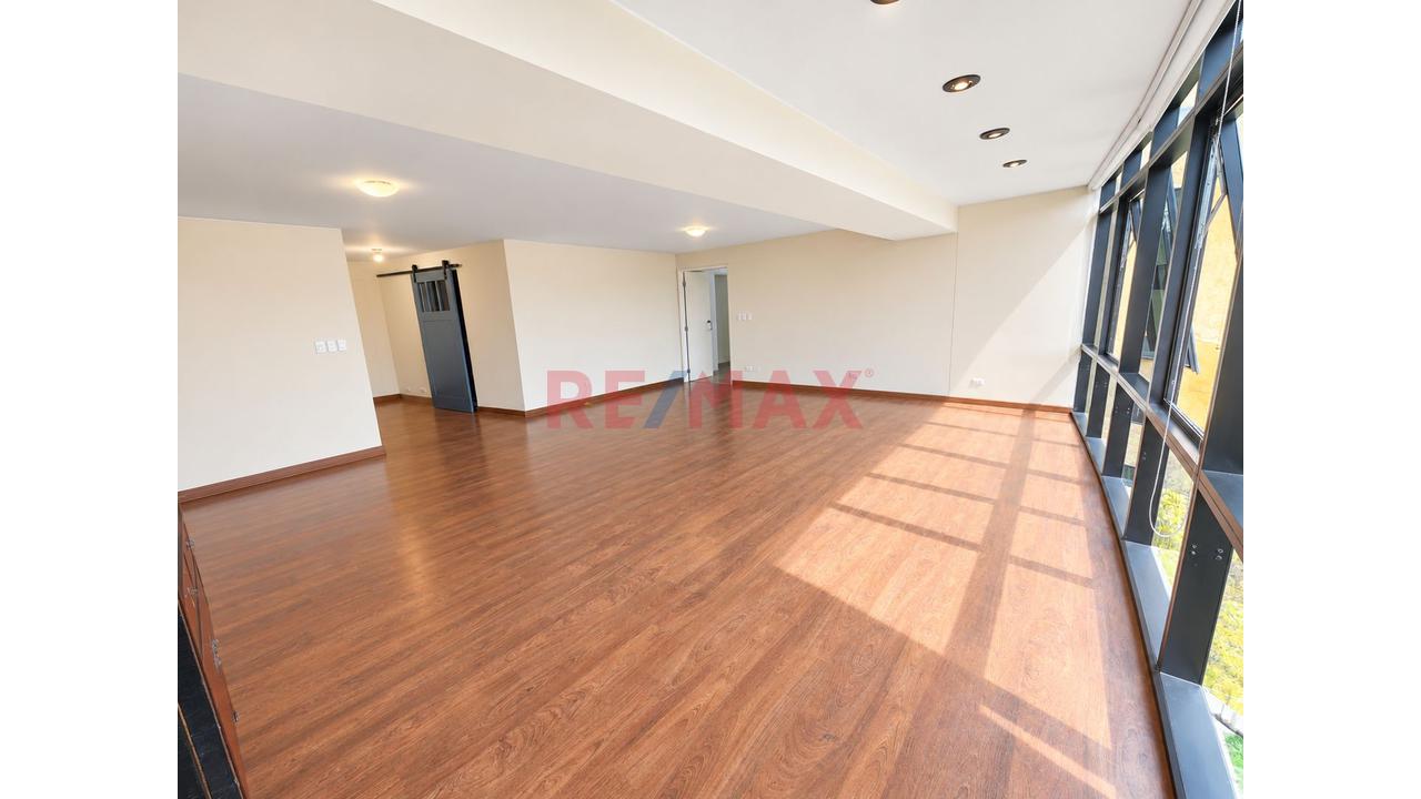 Amplio E Iluminado Departamento En Zona Centrica De San Isidro — foto 4