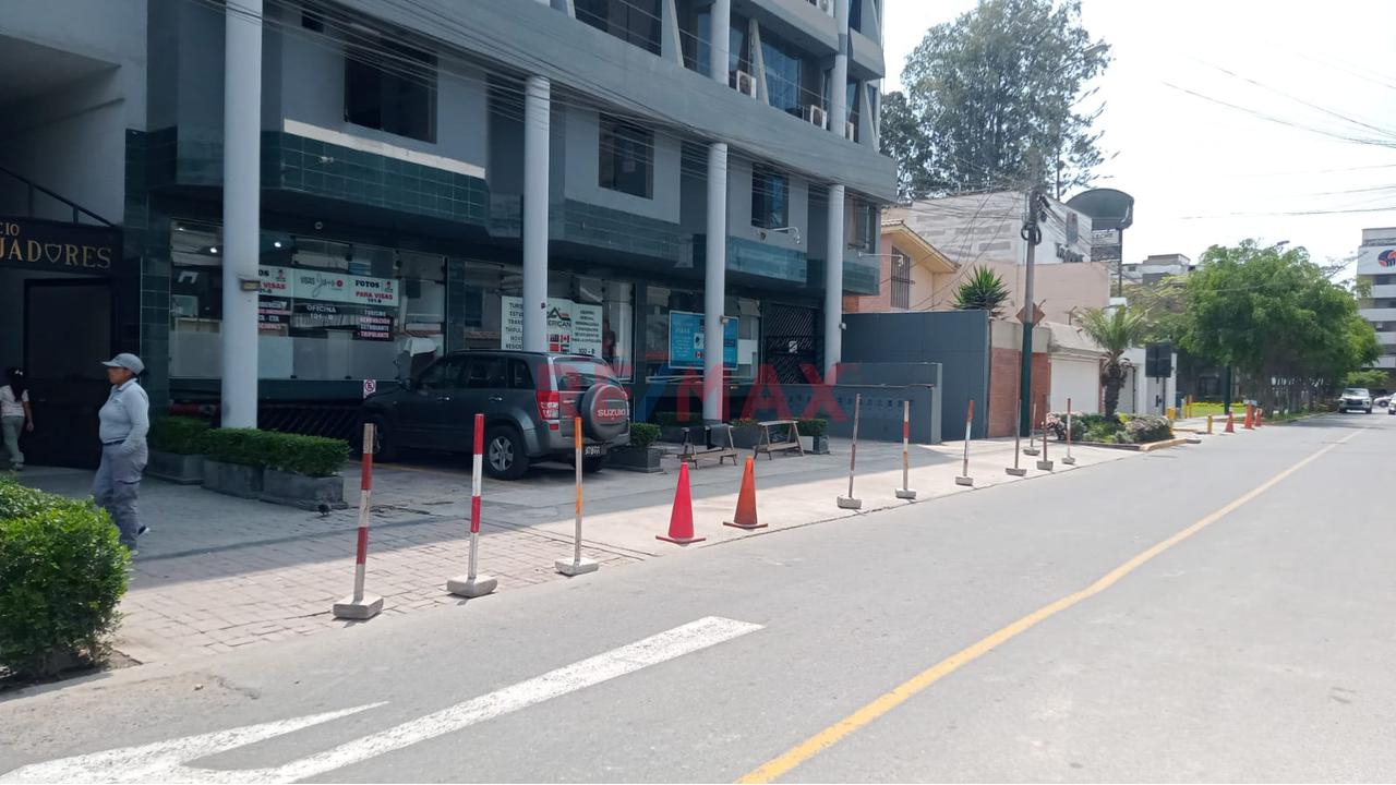🏥 Se Alquila Consultorio Médico – Urb. El Polo, Surco - 8
