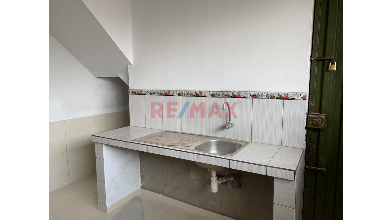 Casa En Venta - Dos Pisos - Sjl - 3