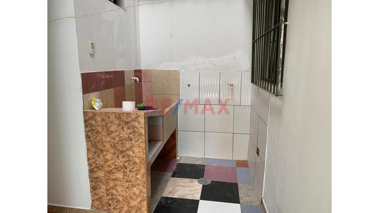 Casa En Venta - Dos Pisos - Sjl - 5