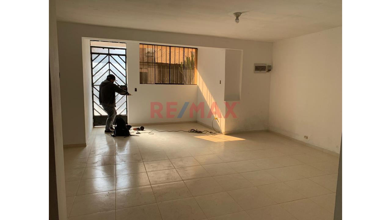Casa En Venta - Dos Pisos - Sjl - 6