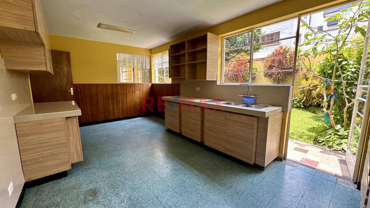 Venta De Casa 300 M2 En Miraflores | 4 Dorm   Terraza   Jardin | Calle Exclusiva - 11