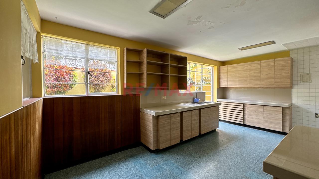Venta De Casa 300 M2 En Miraflores | 4 Dorm   Terraza   Jardin | Calle Exclusiva - 12