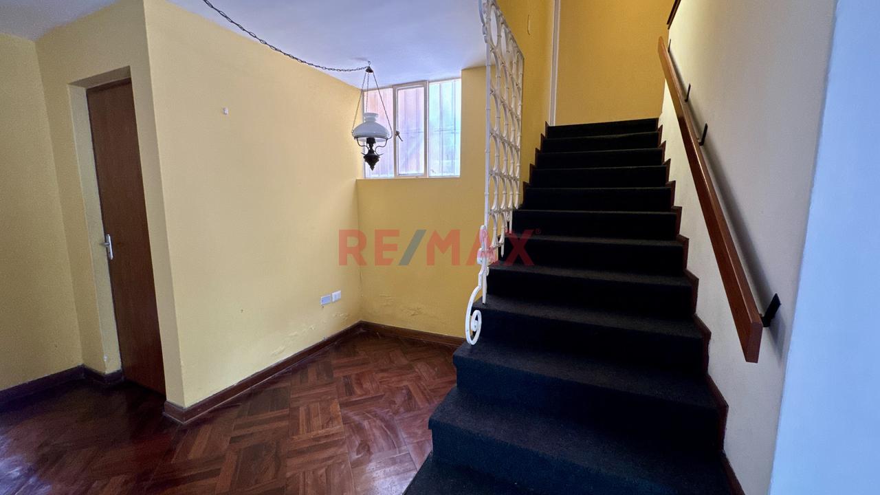 Venta De Casa 300 M2 En Miraflores | 4 Dorm   Terraza   Jardin | Calle Exclusiva - 9