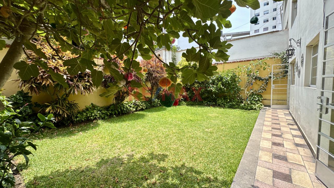 Venta De Casa 300 M2 En Miraflores | 4 Dorm   Terraza   Jardin | Calle Exclusiva - 2