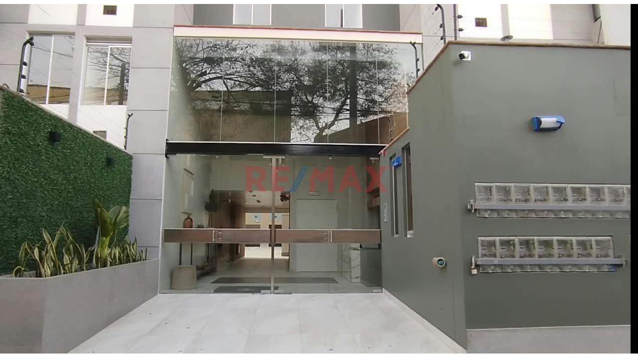 Departamento De Estreno Primer Piso De 130 Mt + 2 Jardines Internos En Chorrillos