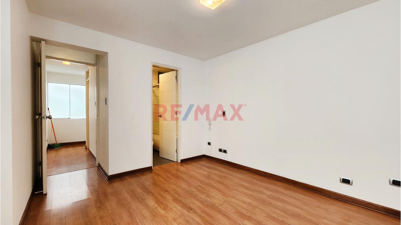Bonito Departamento Dúplex Frente A Parque En Surco - 9