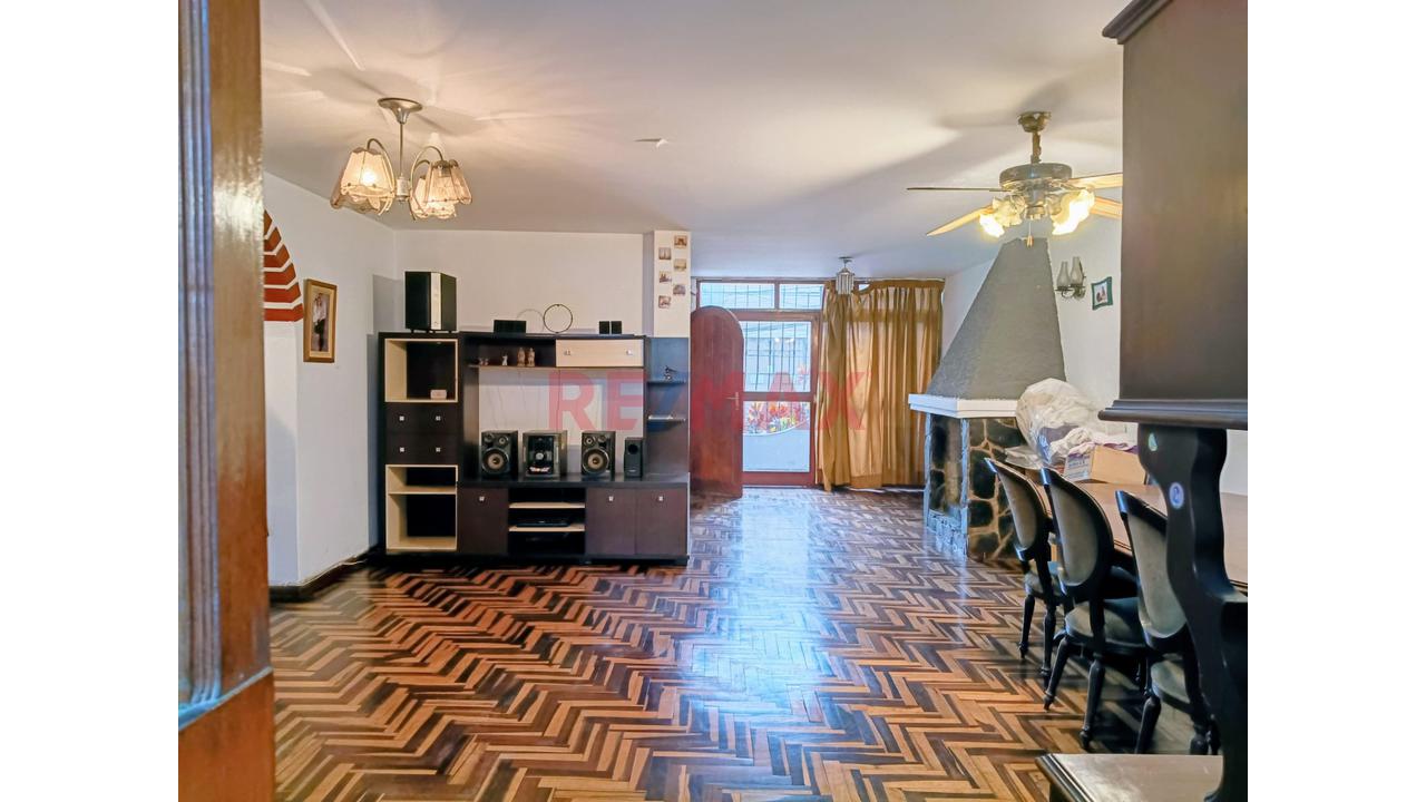 Casa De 3 Pisos Con 2 Locales Comerciales Y 3 Departamentos – Ideal Para Inversión En San Juan De Lurigancho — foto 2