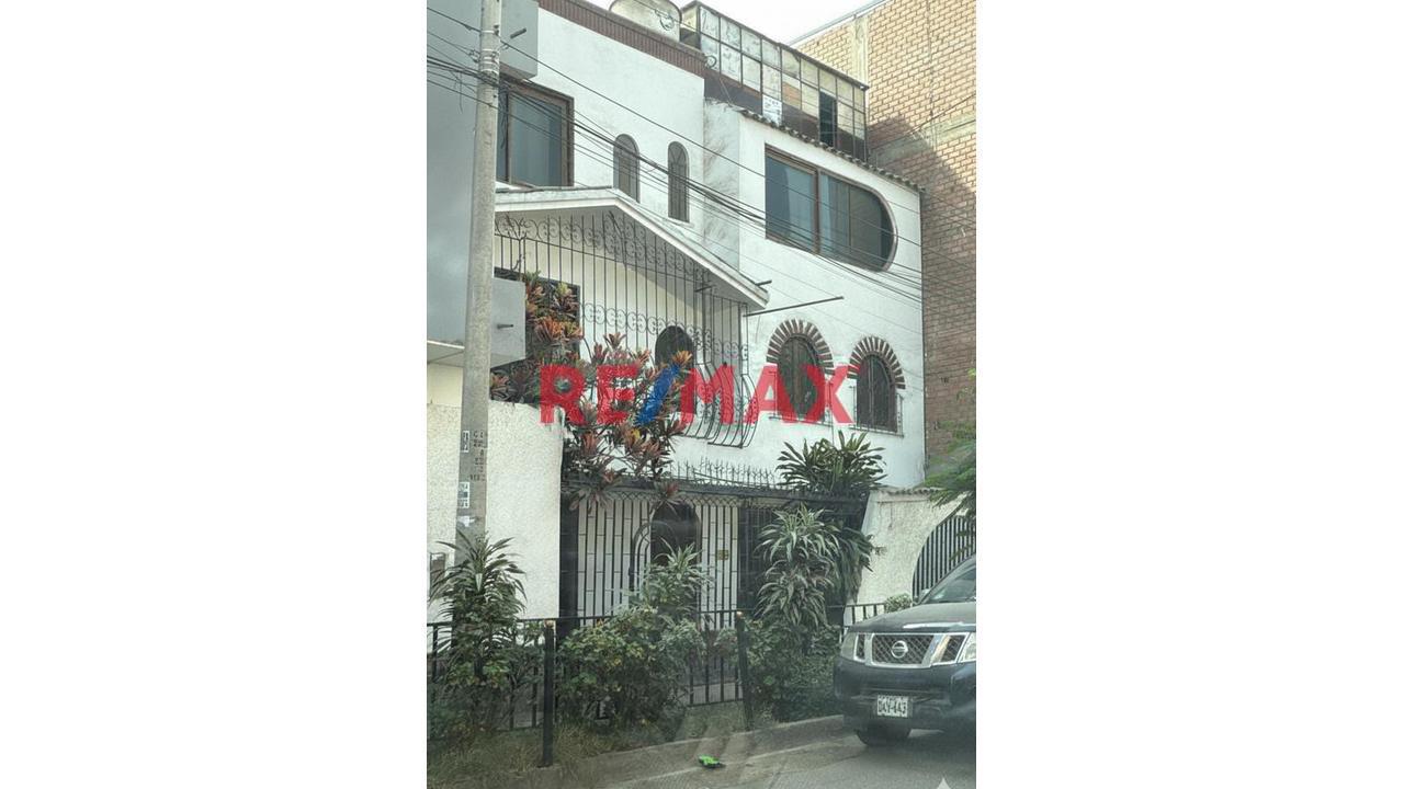 Casa De 3 Pisos Con 2 Locales Comerciales Y 3 Departamentos – Ideal Para Inversión En San Juan De Lurigancho