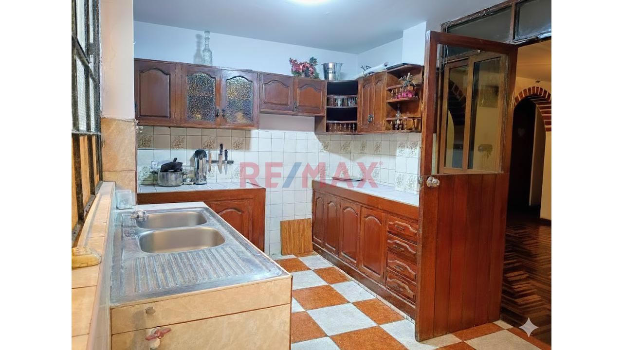 Casa De 3 Pisos Con 2 Locales Comerciales Y 3 Departamentos – Ideal Para Inversión En San Juan De Lurigancho — foto 3