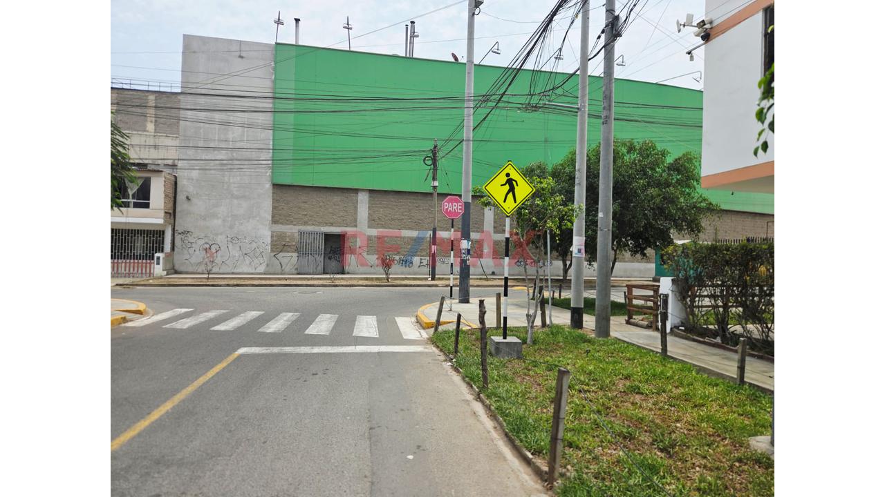 Oportunidad De Inversión: Hospedaje Operativo 24 Horas En Zona Estratégica - Cerca A Av Tomas Valle Con Av Dominicos - 16