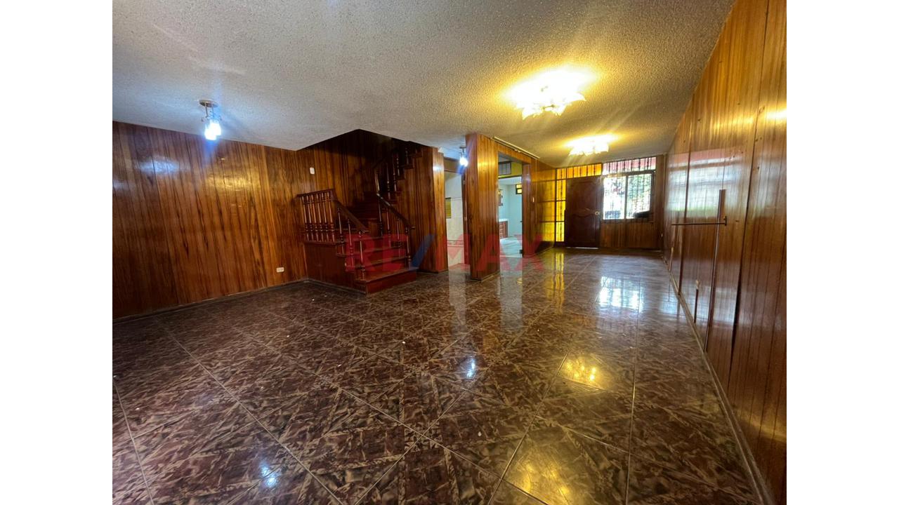 Casa En Venta En Los Olivos De 3 Pisos  En Excelente Estado — foto 8