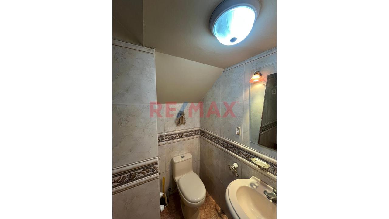 Casa En Venta En Los Olivos De 3 Pisos  En Excelente Estado — foto 11