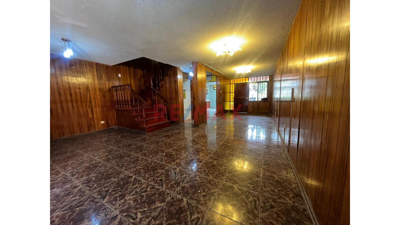 Casa En Venta En Los Olivos De 3 Pisos  En Excelente Estado — foto 12