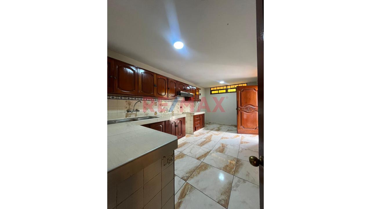 Casa En Venta En Los Olivos De 3 Pisos  En Excelente Estado — foto 6