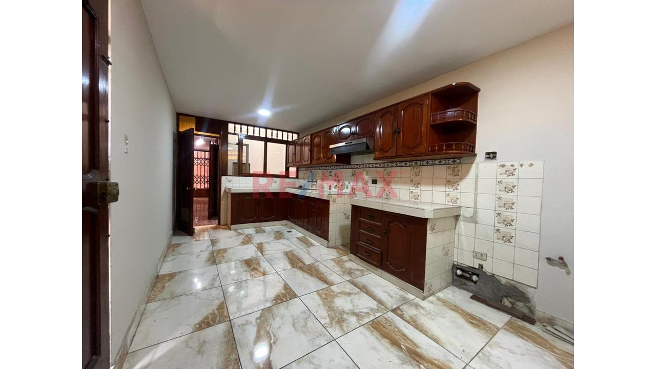 Casa En Venta En Los Olivos De 3 Pisos  En Excelente Estado — foto 3