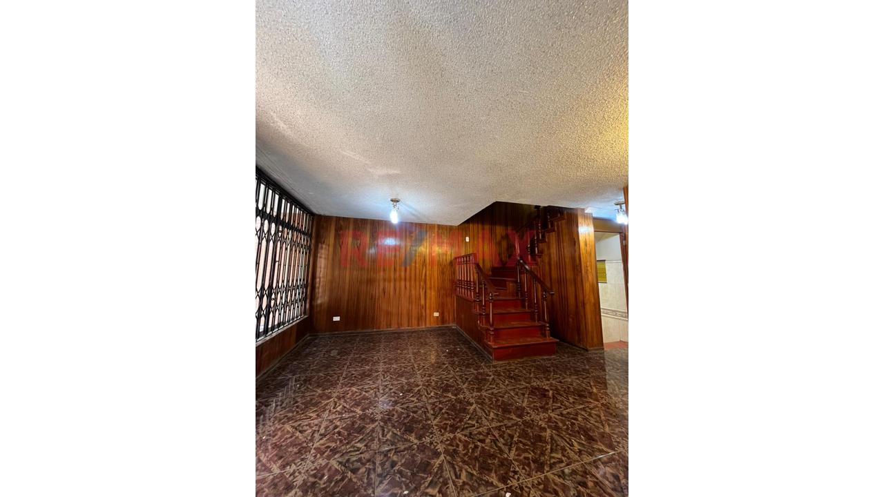 Casa En Venta En Los Olivos De 3 Pisos  En Excelente Estado — foto 5