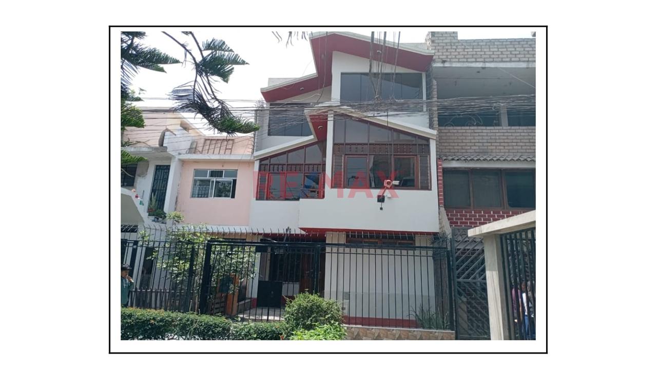 Casa En Venta En Los Olivos De 3 Pisos En Excelente Estado