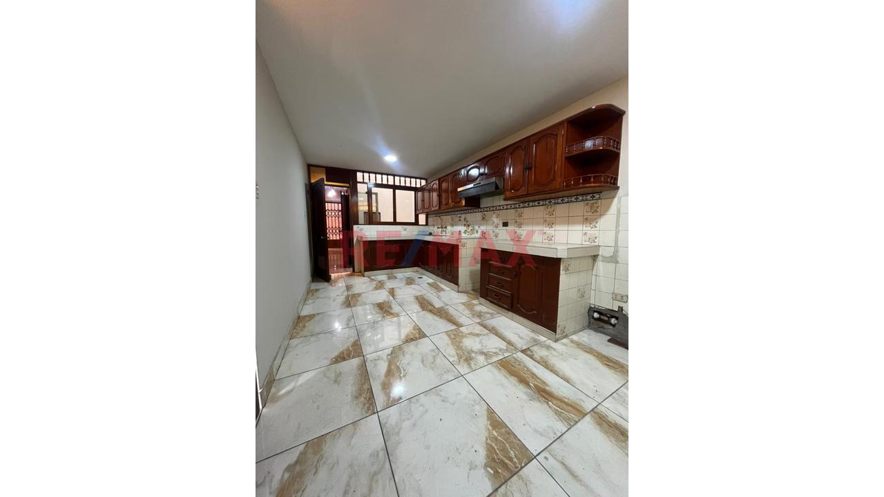 Casa En Venta En Los Olivos De 3 Pisos  En Excelente Estado — foto 9
