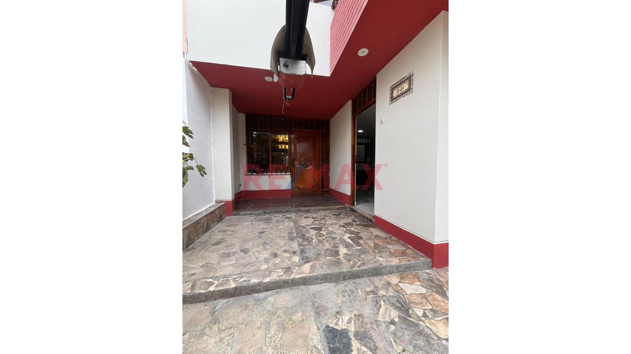 Casa En Venta En Los Olivos De 3 Pisos  En Excelente Estado — foto 4