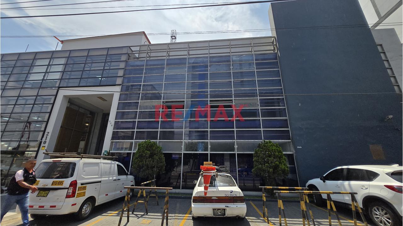 Amplio Local Comercial En Alquiler – Camino Real, San Isidro - 1