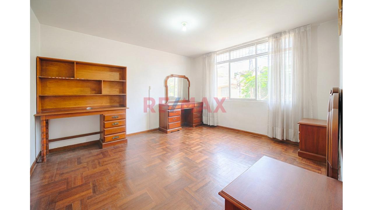 Casa de 7 dormitorios en Surquillo, 259 m² — foto 3