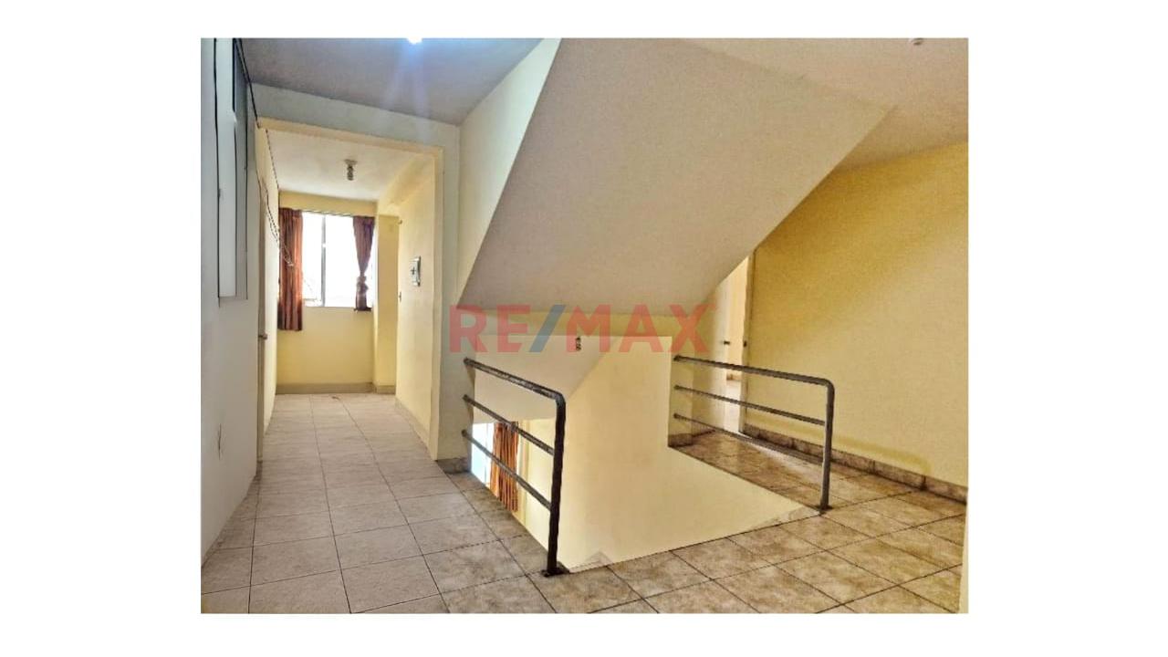 En Venta - 🏢 Local De 4 Pisos + Azotea Con Zonificación Cz - En Portada De Manchay I - 3