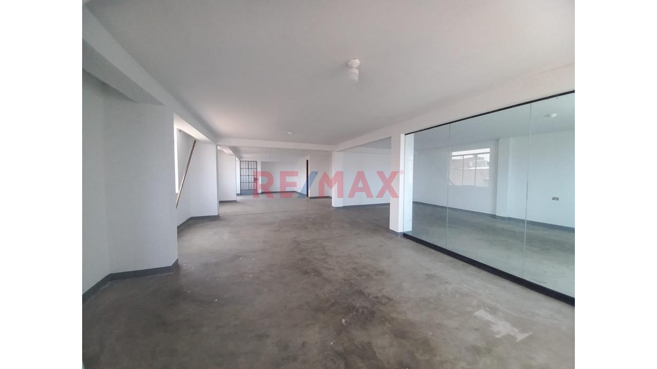 Vendo Casa Comercial En Avenida - 190M2 - 18