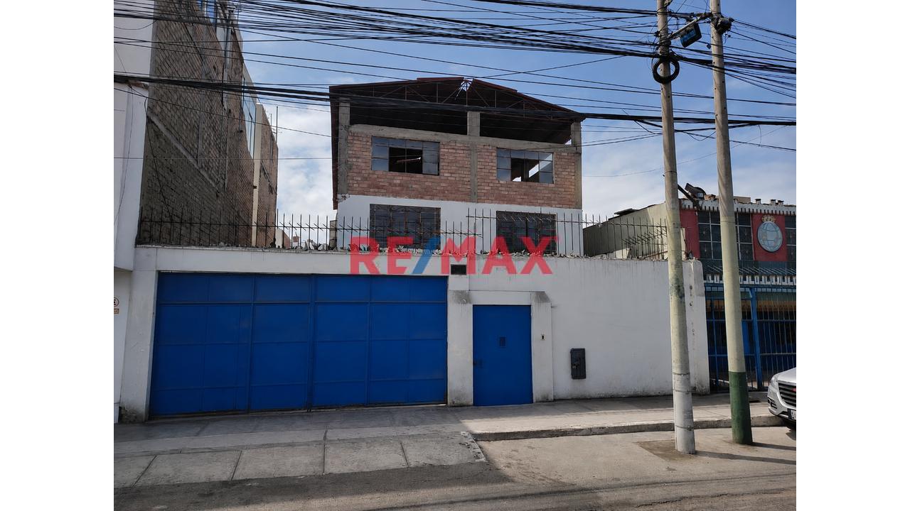 Espectacular Terreno En Plena Avenida Los Pinos - Chorrillos - Area De 1,055.70 M2 - Us$ 673 M2 Mejor Precio De La Zona