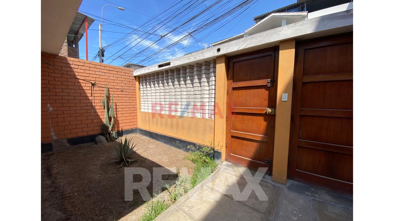 Se Vende Casa Como Terreno En San Juan Miraflores - 1