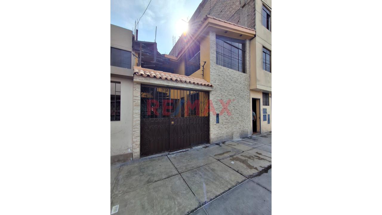 Se Vende Casa 2 Pisos Pedro Miotta, Sjm — foto 2