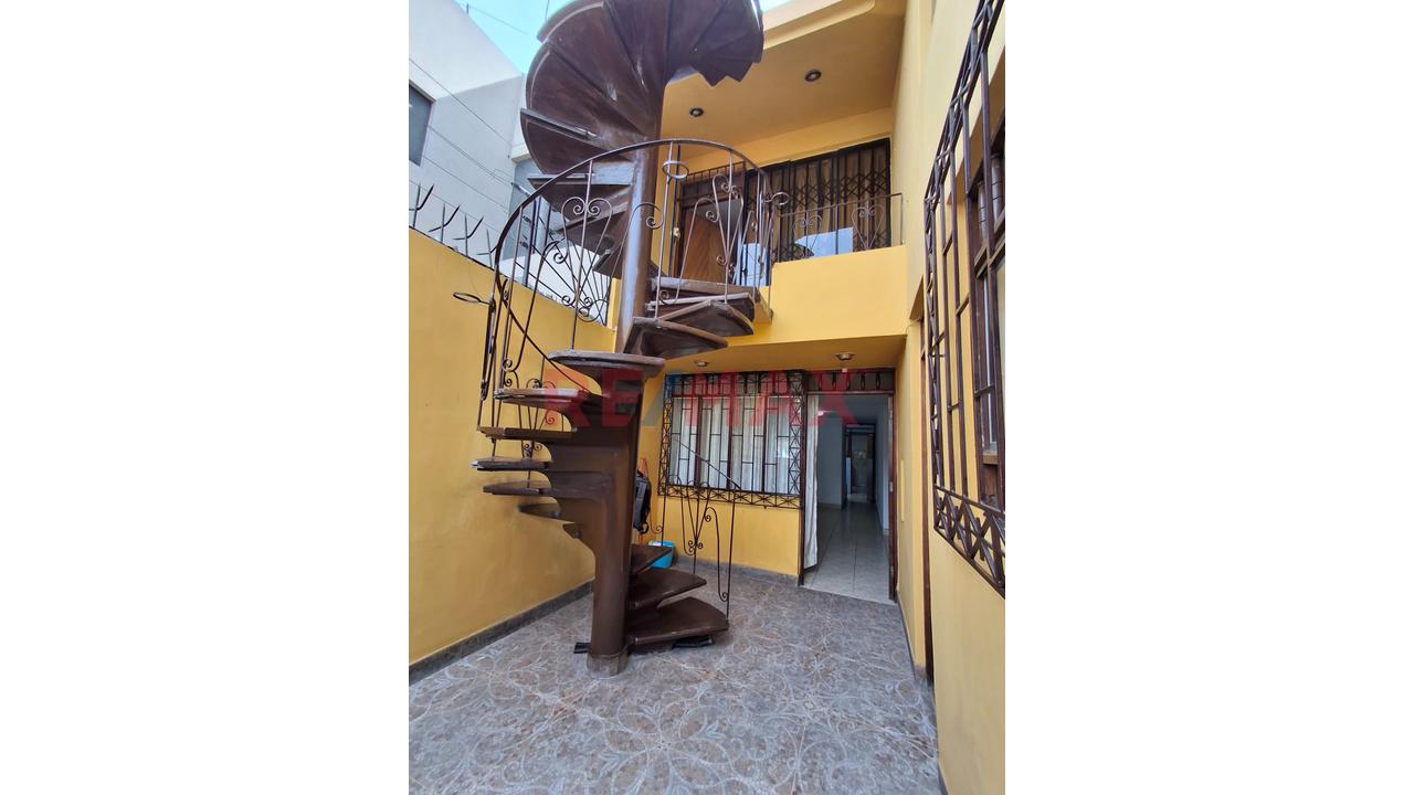 Se Vende Casa 2 Pisos Pedro Miotta, Sjm — foto 3