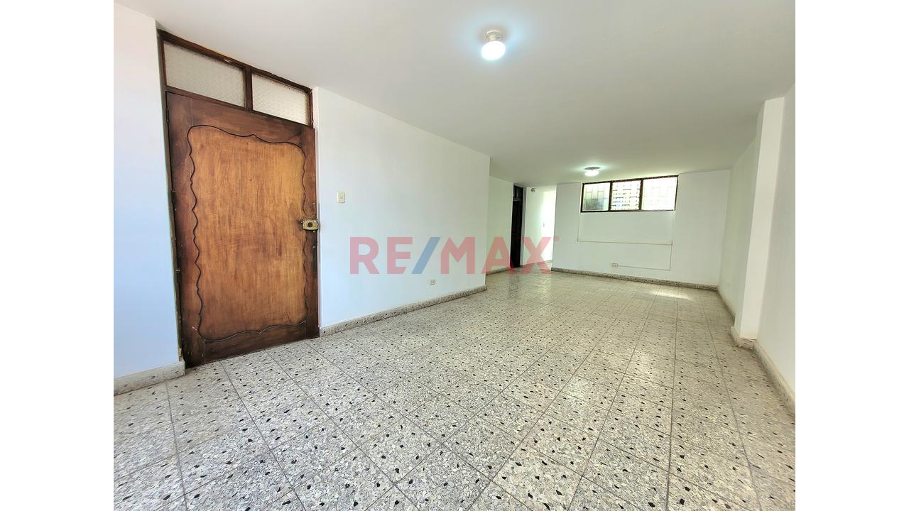 Departamento En 2 Piso Con Ingreso Independiente Desde La Calle - Para Empresas A Una Cuadra De Hospital Regional - 2