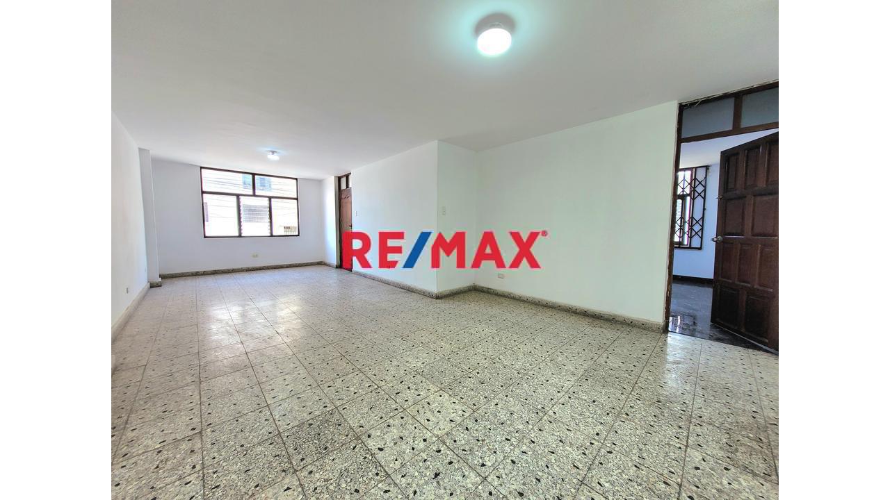 Departamento En 2 Piso Con Ingreso Independiente Desde La Calle - Para Empresas A Una Cuadra De Hospital Regional - 1