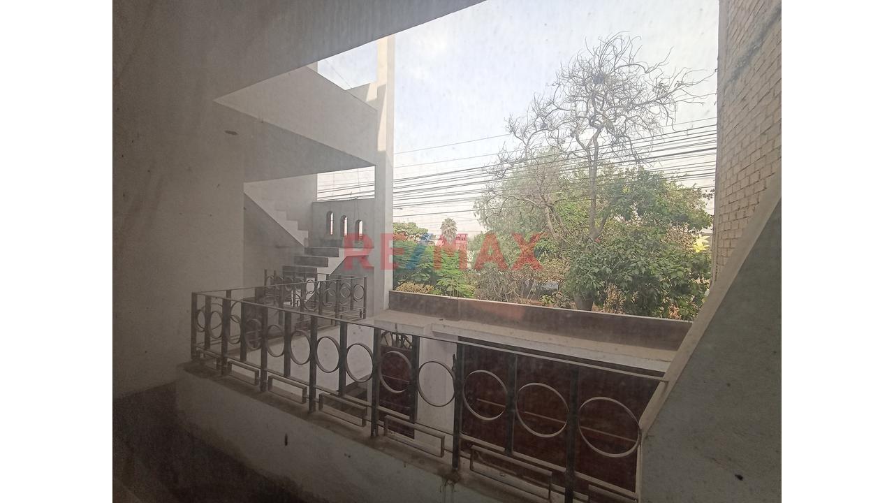 Venta Casa En Urb. El Pinar Comas / 3 Pisos - 16