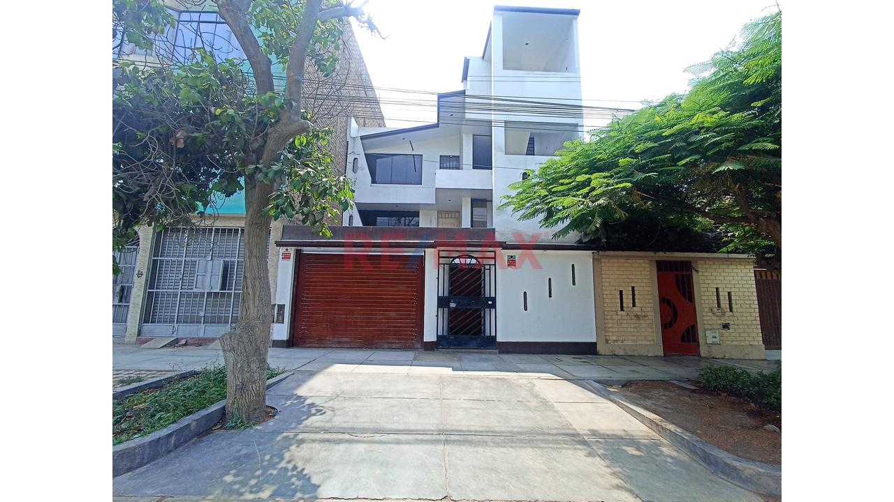 Venta Casa En Urb. El Pinar Comas / 3 Pisos — foto 2