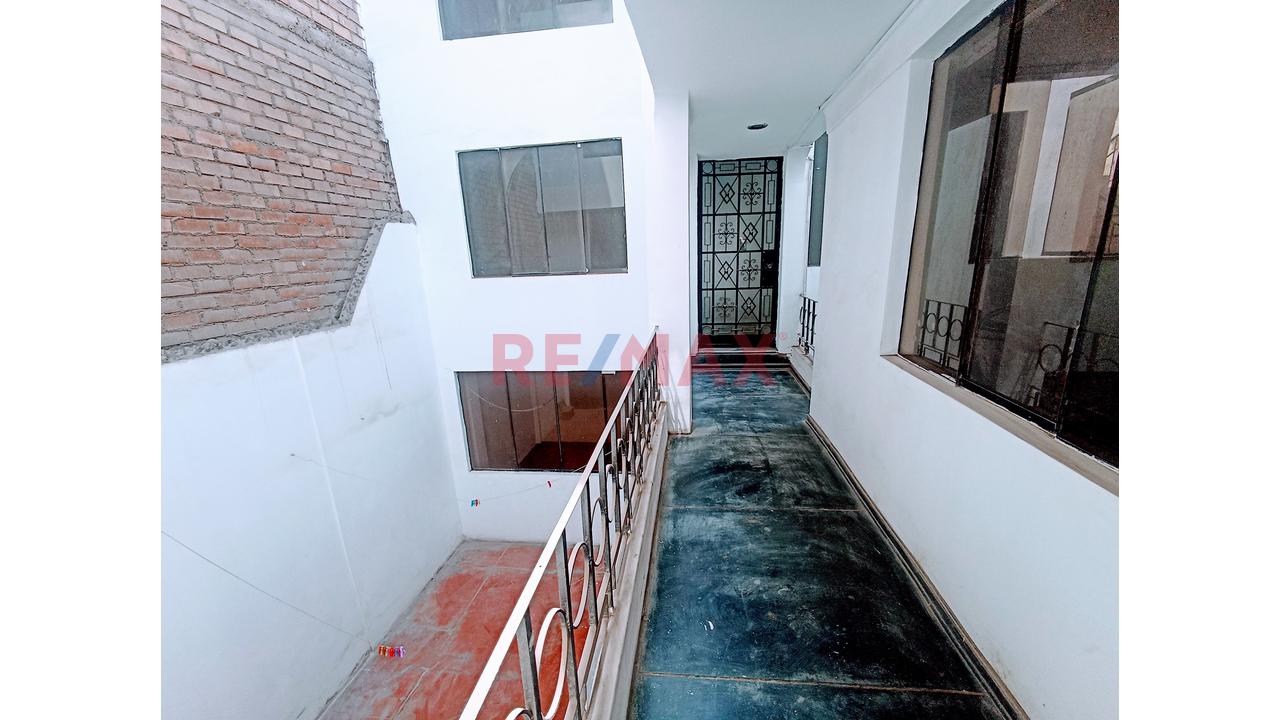 Venta Casa En Urb. El Pinar Comas / 3 Pisos - 20