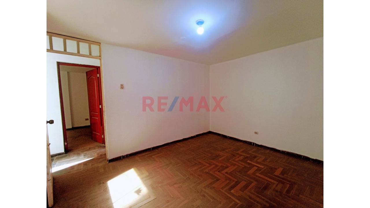 Venta Casa En Urb. El Pinar Comas / 3 Pisos - 18