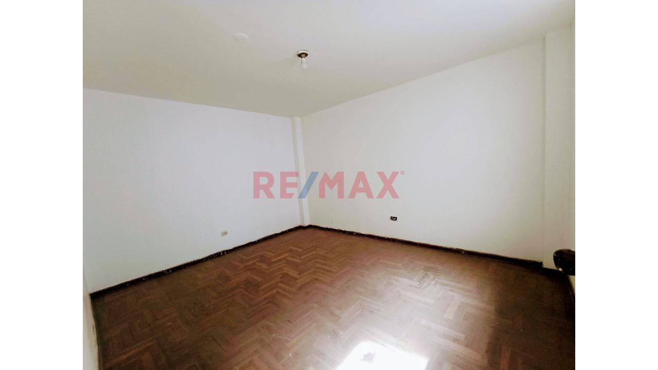 Venta Casa En Urb. El Pinar Comas / 3 Pisos - 17