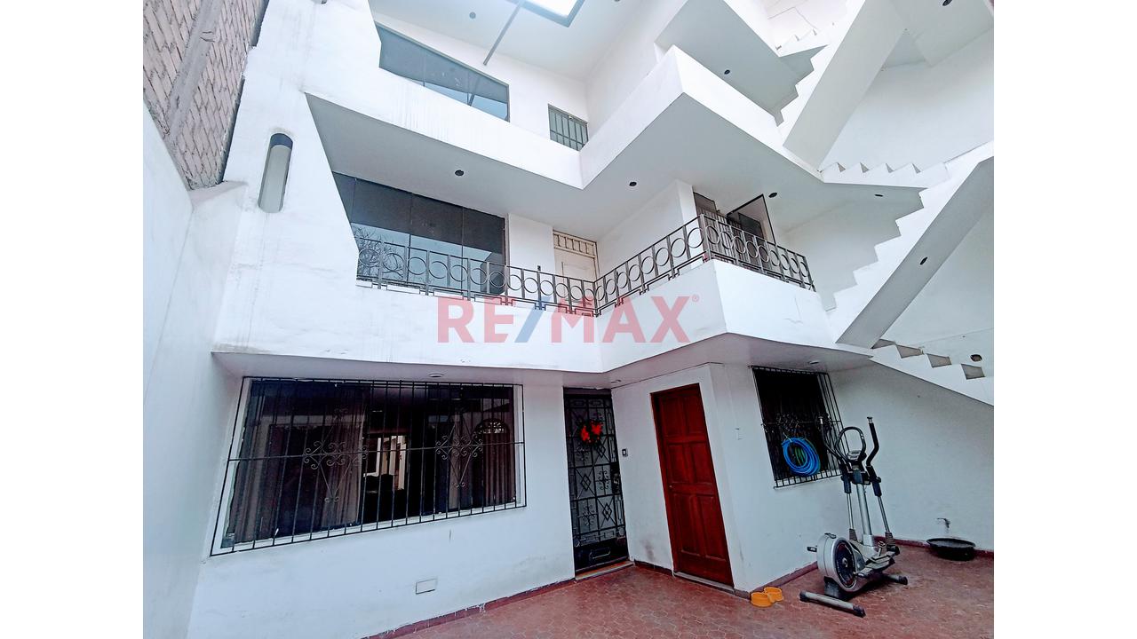 Venta Casa En Urb. El Pinar Comas / 3 Pisos — foto 3