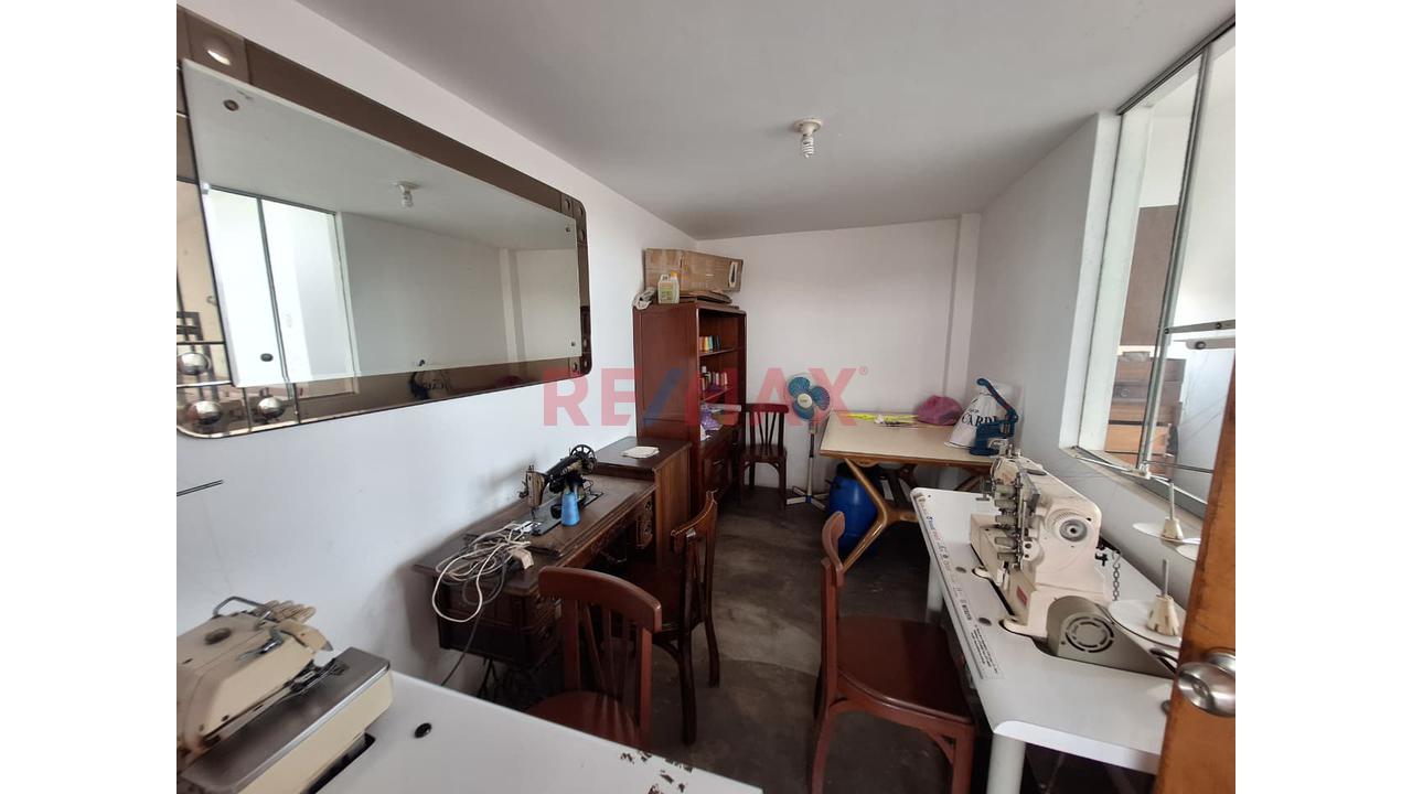 Se Vende Palacio De 4 Pisos Con Piscina En Puente Piedra — foto 3