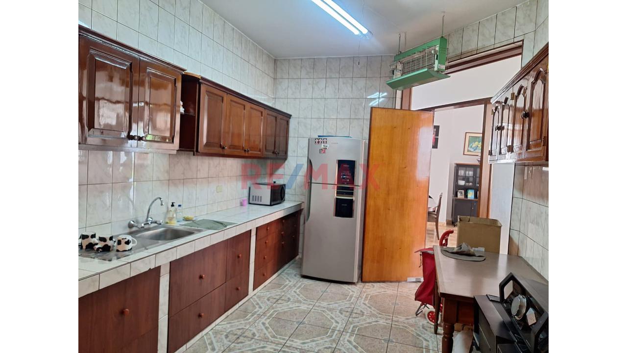 Se Vende Palacio De 4 Pisos Con Piscina En Puente Piedra - 8
